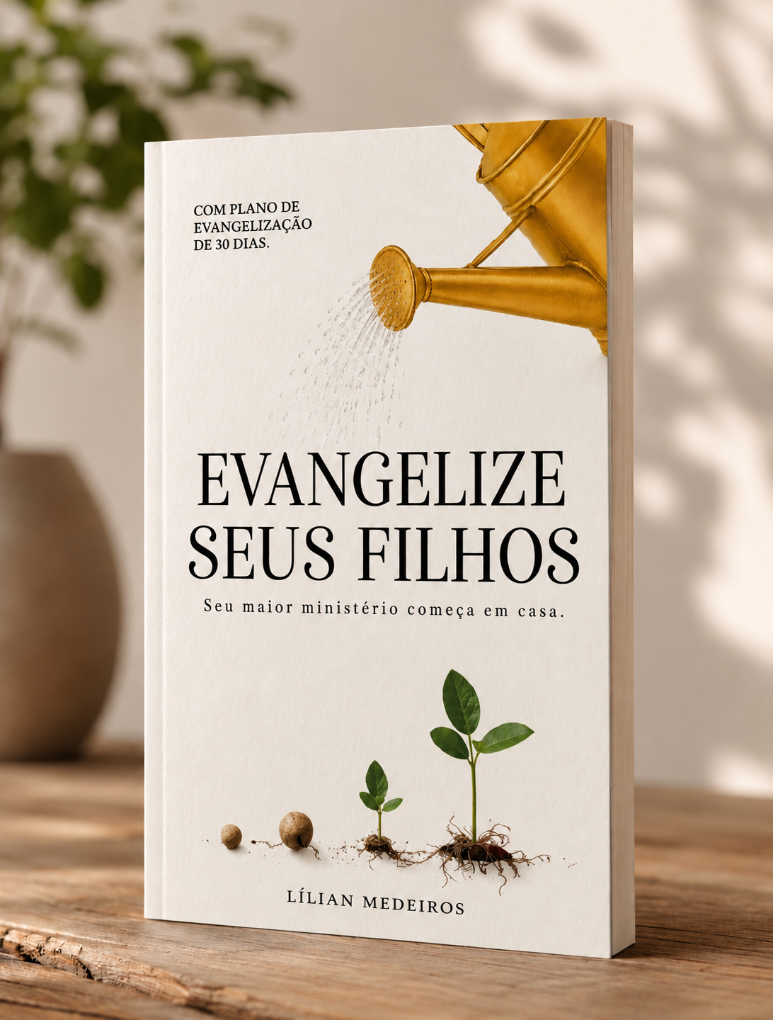 Livro Evangelize Seus Filhos sobre uma mesa, de Lílian Medeiros